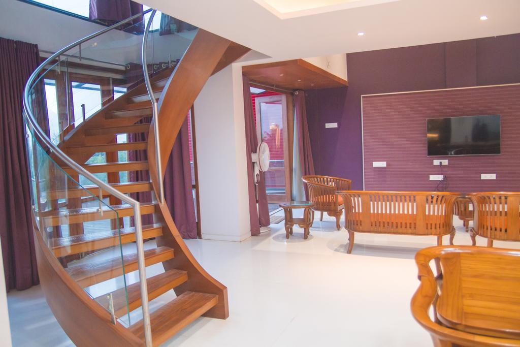 Gulmohar - Luxurious Penthouse Family Rooms Kolhapur Eksteriør billede